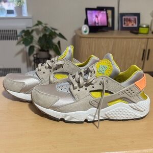 NIKE HUARACHE SZ 6